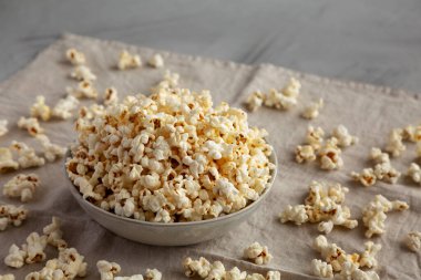 Sağlıklı pastırmalı patlamış mısır ve tuzlu kase, yan görüş..