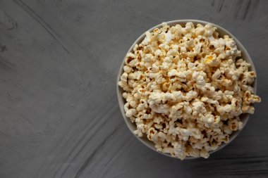 Salt in a Bowl ile sağlıklı pastırmalı patlamış mısır. Boşluğu kopyala.