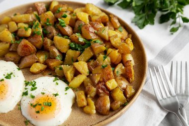 Ev yapımı sarımsaklı sebzeli patates kızartması.. 