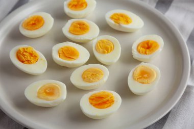 Tabakta pişmiş Haşlanmış Yumurtalar, yan görünüm.