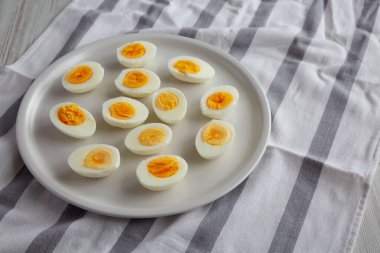 Tabakta pişmiş Haşlanmış Yumurtalar, yan görünüm.