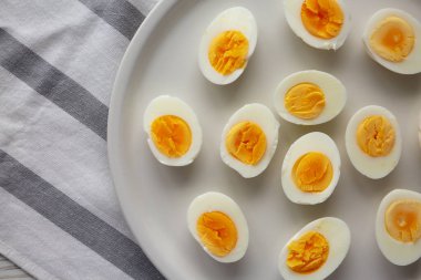 Tabakta pişmiş Haşlanmış Yumurta, üst görünüm.