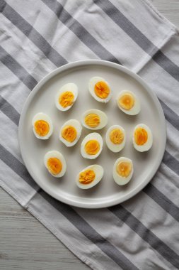 Tabakta pişmiş Haşlanmış Yumurta, üst görünüm. 