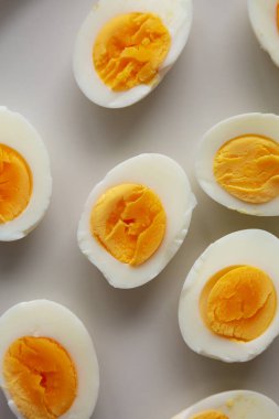 Tabakta Haşlanmış Yumurta, üst manzara. Yakın plan..