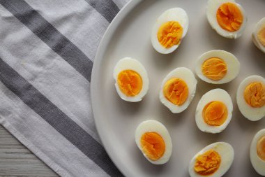 Tabakta Haşlanmış Yumurta, üst manzara. Boşluğu kopyala.