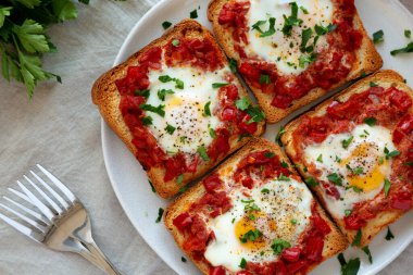 Tabakta ev yapımı Sheet-Pan Shakshuka tostu, üst manzara. Yakın plan..