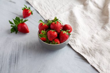 Bir kasede organik kırmızı çilek, yan manzara..
