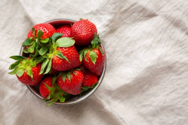 Bir kasede organik kırmızı çilek, üst manzara. Dümdüz, tepeden, yukarıdan.