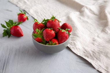 Bir kasede organik kırmızı çilek, yan manzara..