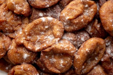 Tabakta toz şekerli ev yapımı muzlu börek, en iyi manzara. Yakın plan..