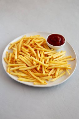 Tabakta ketçaplı kızarmış patates kızartması, yan manzara.. 