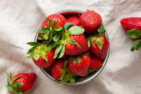 Bir kasede organik kırmızı çilek, üst manzara. Dümdüz, tepeden, yukarıdan.