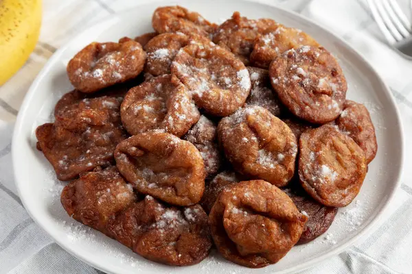 Tabakta toz şekerli ev yapımı muzlu börek..