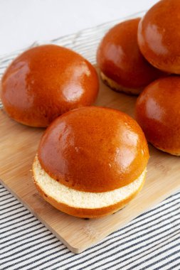 Tahta üzerinde ev yapımı Brioche Hamburger Çörekleri..