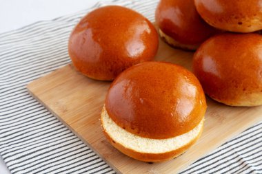 Tahta üzerinde ev yapımı Brioche Hamburger Çörekleri..