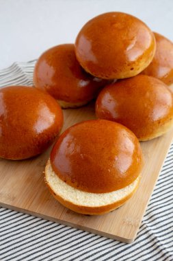 Tahta üzerinde ev yapımı Brioche Hamburger Çörekleri..