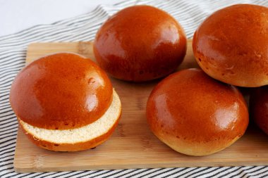 Tahta üzerinde ev yapımı Brioche Hamburger Çörekleri..