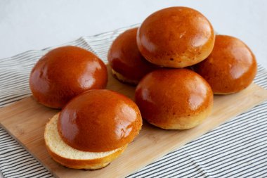 Tahta üzerinde ev yapımı Brioche Hamburger Çörekleri..