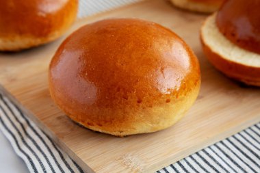 Tahta üzerinde ev yapımı Brioche Hamburger Çörekleri, yan manzara. Yakın plan..