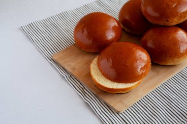 Tahta üzerinde ev yapımı Brioche Hamburger Çörekleri..