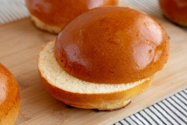 Tahta üzerinde ev yapımı Brioche Hamburger Çörekleri, yan manzara. Yakın plan..