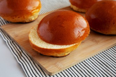 Tahta üzerinde ev yapımı Brioche Hamburger Çörekleri..