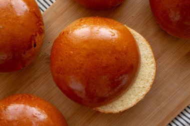 Tahta üzerinde ev yapımı Brioche Hamburger Çörekleri, üst manzara. Dümdüz, tepeden, yukarıdan.