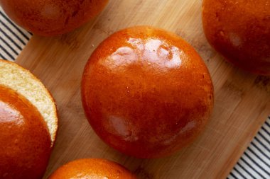 Tahta üzerinde ev yapımı Brioche Hamburger Çörekleri, üst manzara. Dümdüz, tepeden, yukarıdan.