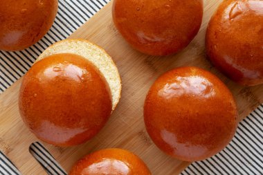 Tahta üzerinde ev yapımı Brioche Hamburger Çörekleri, üst manzara. Dümdüz, tepeden, yukarıdan.