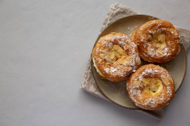 Tabakta ev yapımı Paris Brest, en iyi manzara. Dümdüz, tepeden, yukarıdan. Boşluğu kopyala.