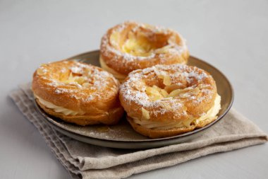 Tabakta ev yapımı Paris Brest, yan manzara.