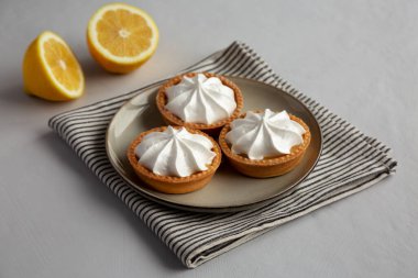 Tabakta ev yapımı limonlu tart..