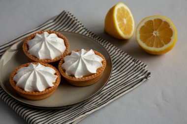 Tabakta ev yapımı limonlu tart..