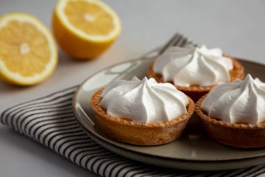 Tabakta ev yapımı limonlu tart, düşük açılı. Yakın plan..