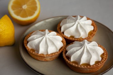 Tabakta ev yapımı limonlu tart, yan görüş. Yakın plan..