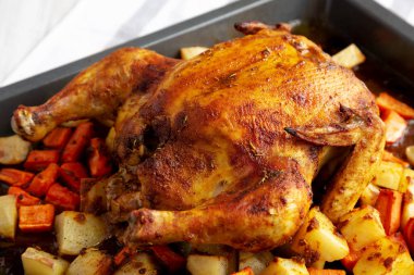 Ev yapımı Hearty Roasted Chicken on Tray, yan görünüm. 