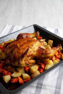 Ev yapımı Hearty Roasted Chicken on Tray, yan görüş. Boşluğu kopyala.