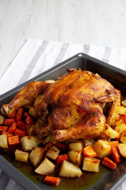 Ev yapımı Hearty Roasted Chicken on Tray, yan görünüm.