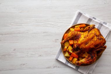 Ev yapımı, Hearty Roasted Chicken tabakta, en iyi manzara. Boşluğu kopyala.