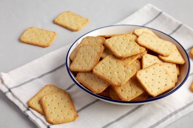 Tabakta fırında kraker, yan manzara..