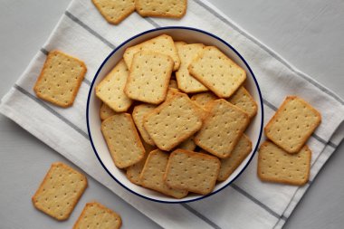 Tabakta fırında kraker, üst manzara. Dümdüz, tepeden, yukarıdan.