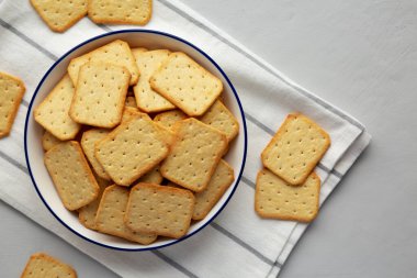 Tabakta fırında kraker, üst manzara. Dümdüz, tepeden, yukarıdan.