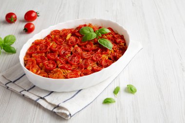 Ev yapımı Kolay Domates Basili Makarna Pişirme, yan görüş. Boşluğu kopyala.