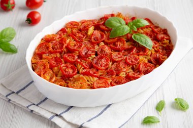 Ev yapımı kolay domates fesleğenli makarna, yan görünüm. 