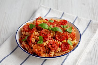 Ev yapımı kolay domates fesleğenli makarna, yan görünüm.