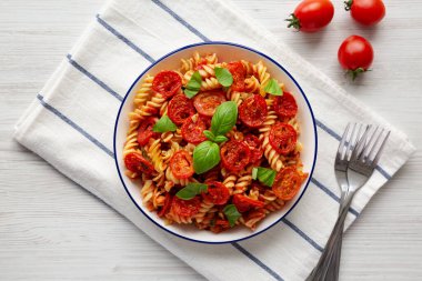 Ev yapımı Kolay Domates Basili Makarna Pişirme, üst manzara. Dümdüz, tepeden, yukarıdan.