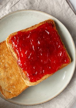 Lezzetli Kızarmış Çilek Reçeli 