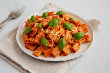 Ev yapımı Votka Rigatoni Makarnası. Parmesan peyniri ve fesleğenli..