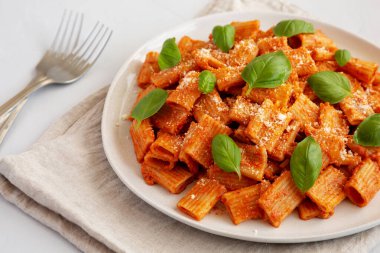 Ev yapımı Votka Rigatoni Makarnası. Parmesan peyniri ve fesleğenli..