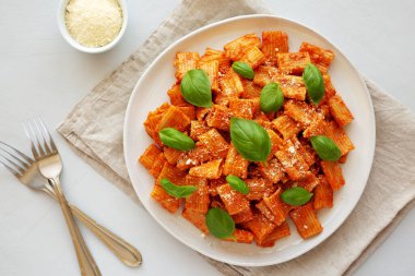 Ev yapımı Votka Rigatoni Makarnası. Parmesan peyniri ve fesleğenli..